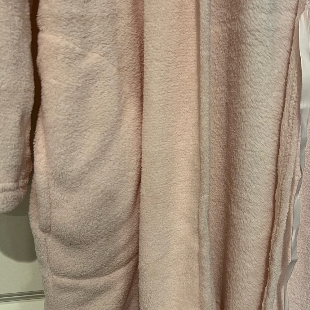 Ulta Short Hooded Robe - Picture 6 of 6